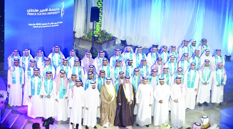 أحمد العيسى متوسطا الخريجين (واس)