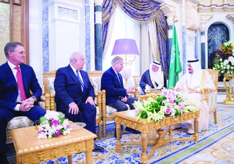 الملك سلمان خلال لقائه وفد الكونجرس الأمريكي في مكتبه بقصر اليمامة أمس (واس)