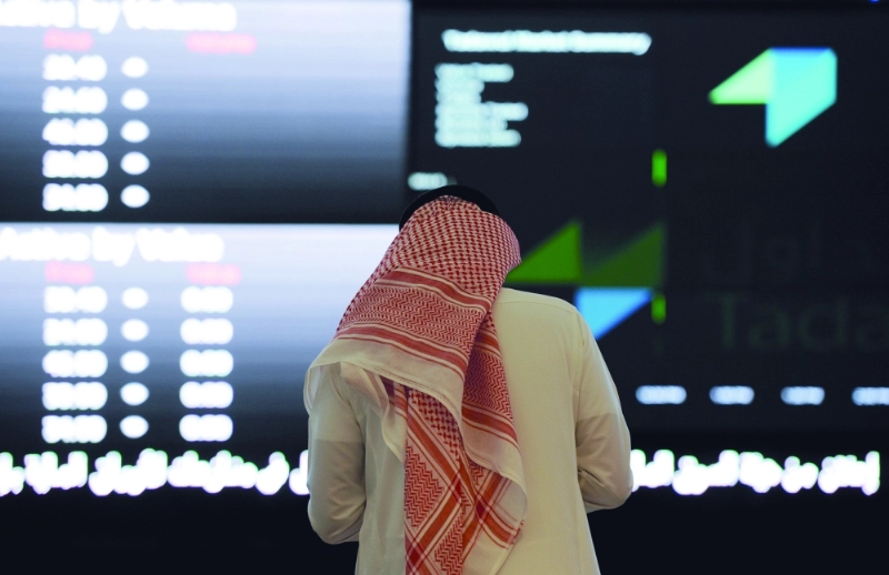 مستثمر في الأسهم يتابع شاشة تداول (مكة)