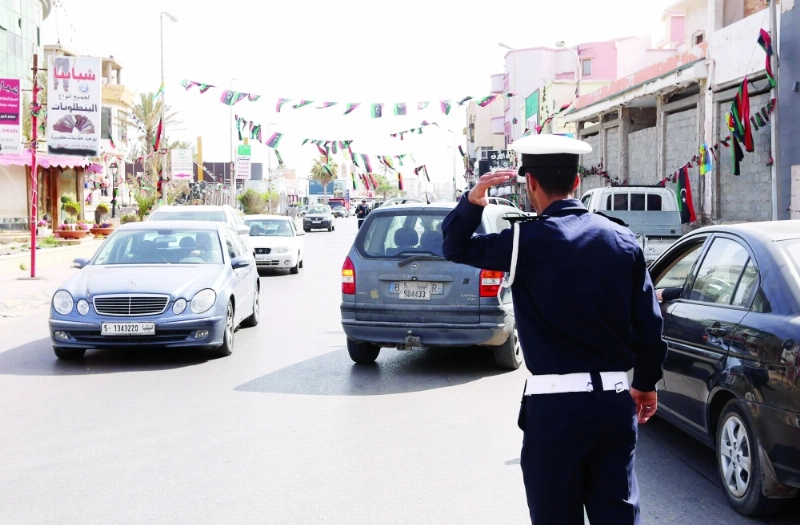 شرطي مرور ينظم الحركة في طرابلس أمس (أ ف ب)