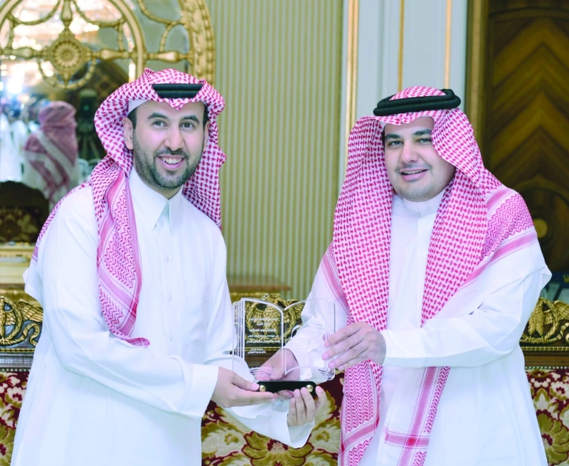 عادل الطريفي خلال تكريمه قيادات المعرض أمس (واس)