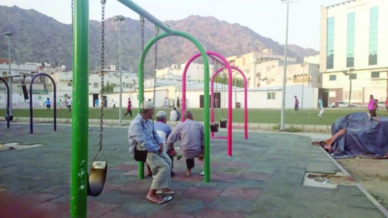 العمال يستخدمون ملاهي الأطفال بالحي (مكة)