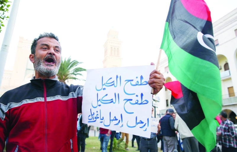 مؤيدون للحكومة يتظاهرون في طرابلس (أ ف ب)