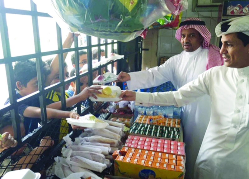 طلاب خلال استلامهم وجباتهم المدرسية (مكة)