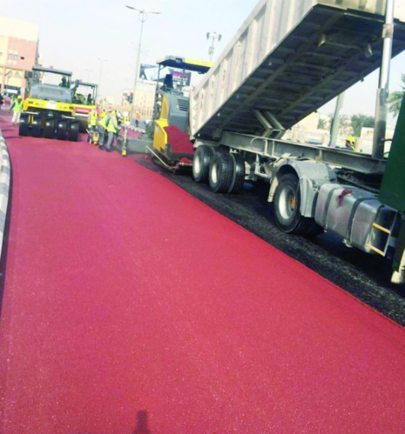 من أعمال تلوين الاسفلت بالأحمر في الدمام أخيرا (مكة)