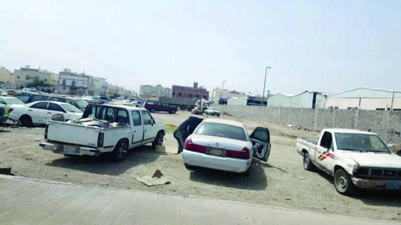 مركبات تالفة في أحد أحياء المدينة (محمد عبداللطيف)