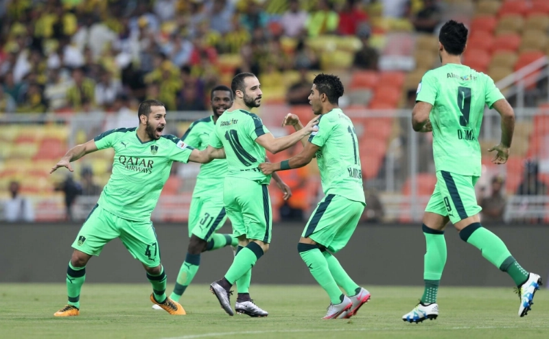 لاعبو الأهلي يحتفلون مع فيتفاتزيديس بالهدف المبكر (ثامر الفرج)