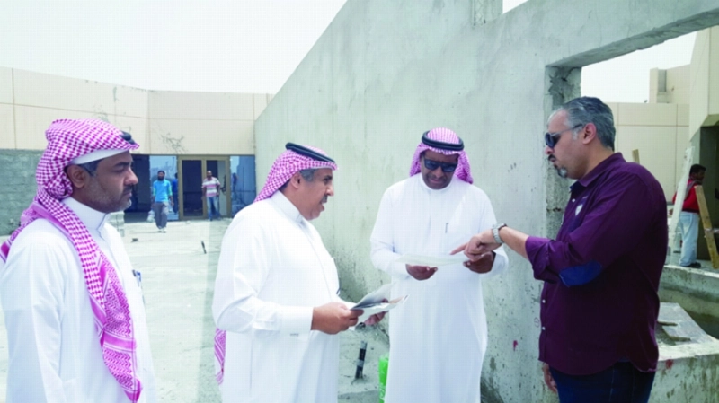 خالد الفريدة خلال جولته أمس (مكة)