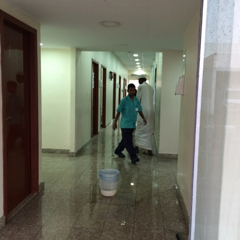 مياه الأمطار تملأ ممرات مبنى الطوارئ بمستشفى حراء (مكة)