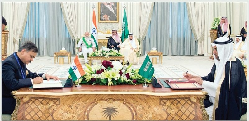 الملك سلمان وناريندرا مودي خلال حضورهما توقيع الاتفاقيات (بندر الجلعود)