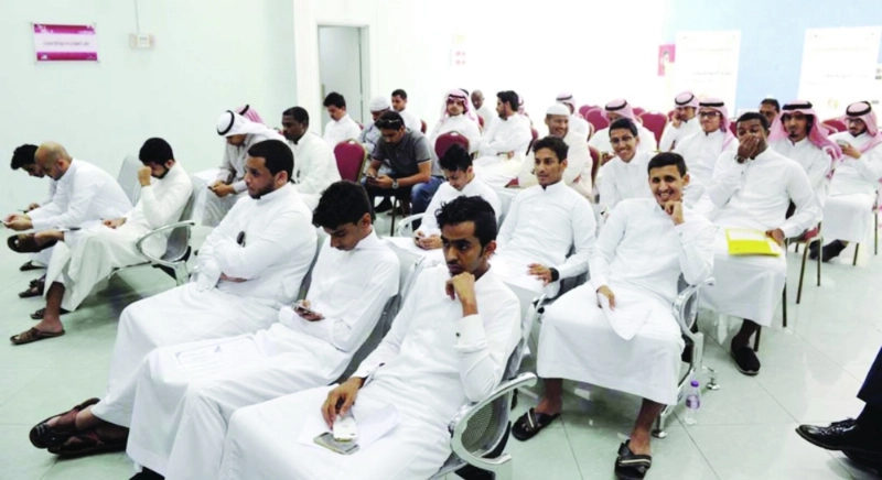 عدد من الطلاب الخريجين خلال لقاء التوظيف (مكة)