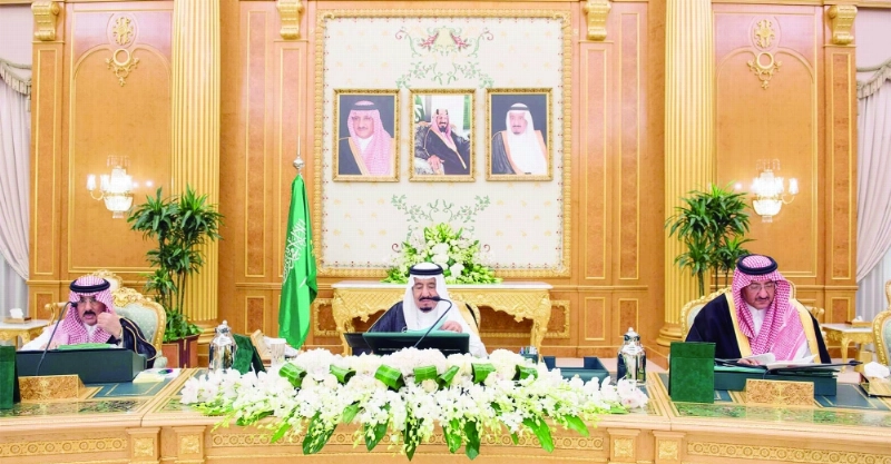 الملك سلمان مترئسا جلسة المجلس أمس في قصر اليمامة بالرياض (واس)