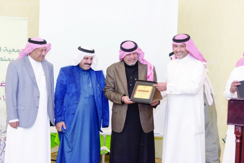 تكريم المشاركين بعد انتهاء الأمسية (مكة)