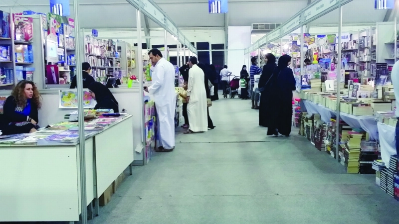 زوار داخل المعرض (مكة)