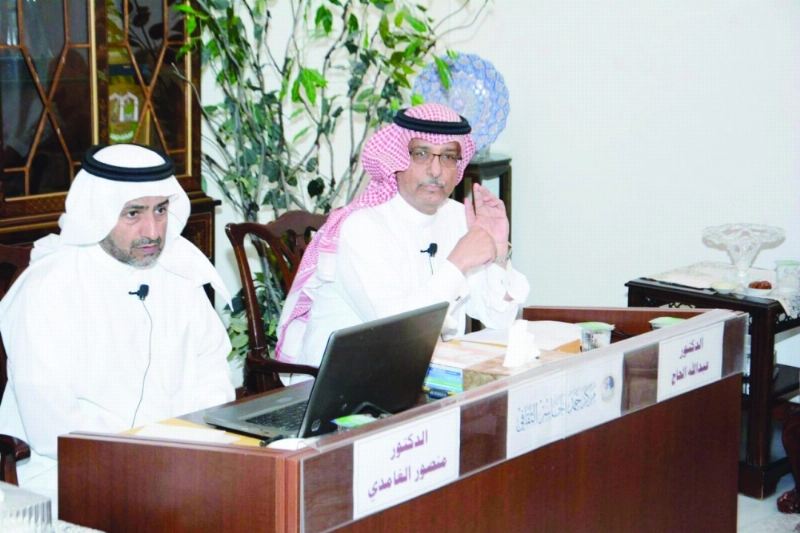 الغامدي متحدثا في المحاضرة (مكة)