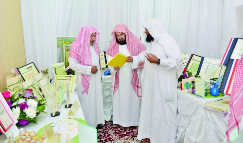 السديس متفقدا المعرض (مكة)