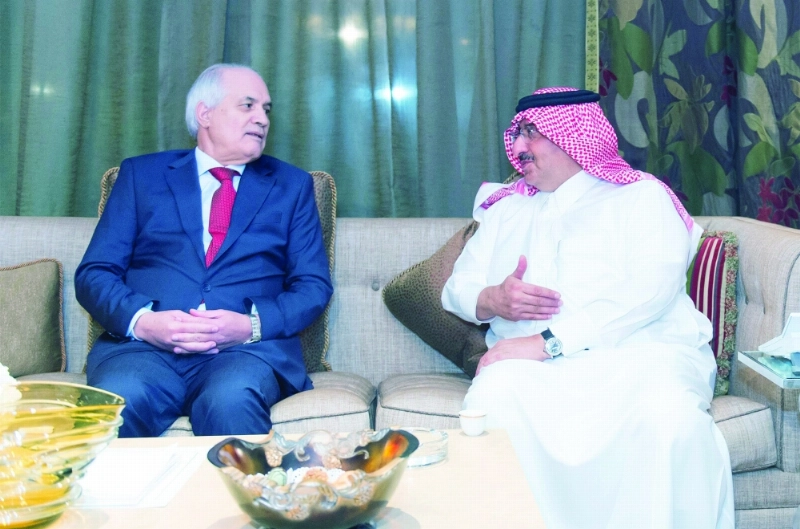 الأمير محمد بن نايف لدى لقائه الطيب بلعيز أمس في الرياض (واس)