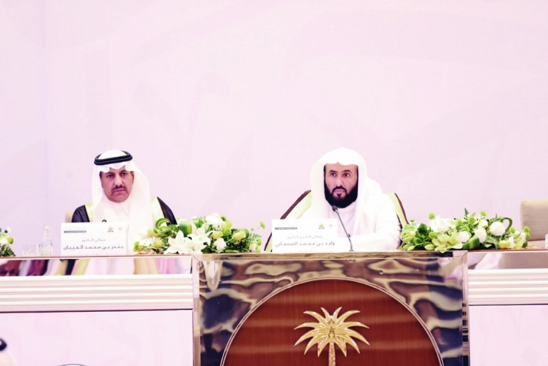 وليد الصمعاني وبندر العيبان خلال افتتاح الندوة في الرياض أمس (مكة)