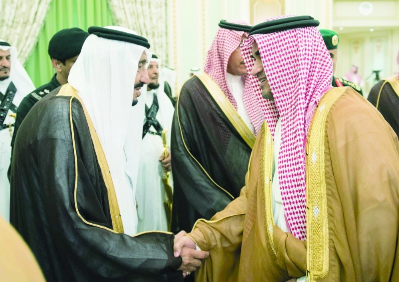 الملك سلمان لدى استقباله الحضور