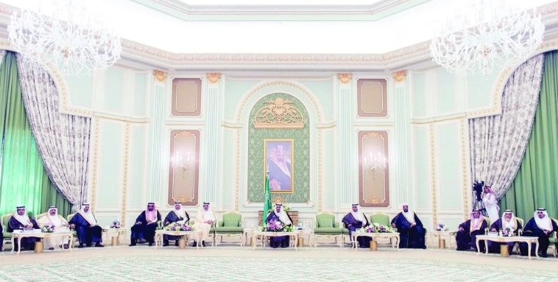 الملك سلمان لدى استقباله مسؤولي الإسكان في قصر اليمامة أمس (بندر الجلعود)