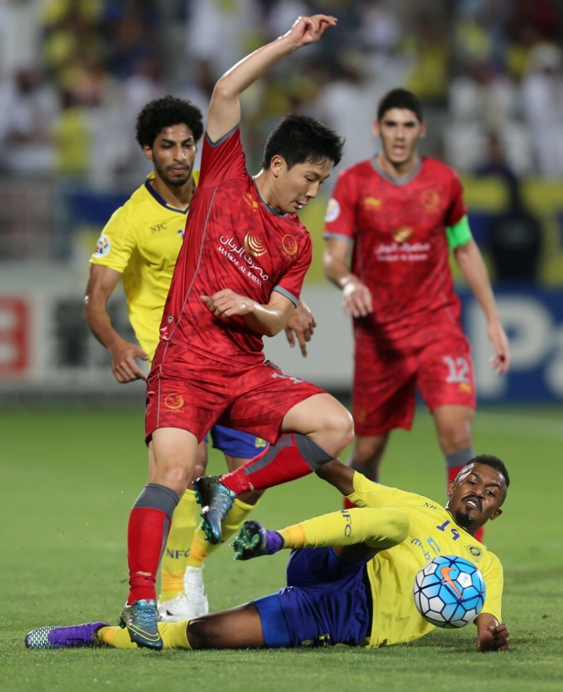 إبراهيم غالب يحاول إبعاد الكرة من نام تي هي (أ ف ب)