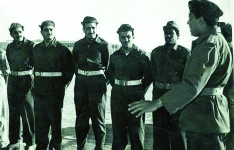 الملك سلمان (الرابع يمين) وبجواره الملك فهد إبان تطوعهم في حرب 1956