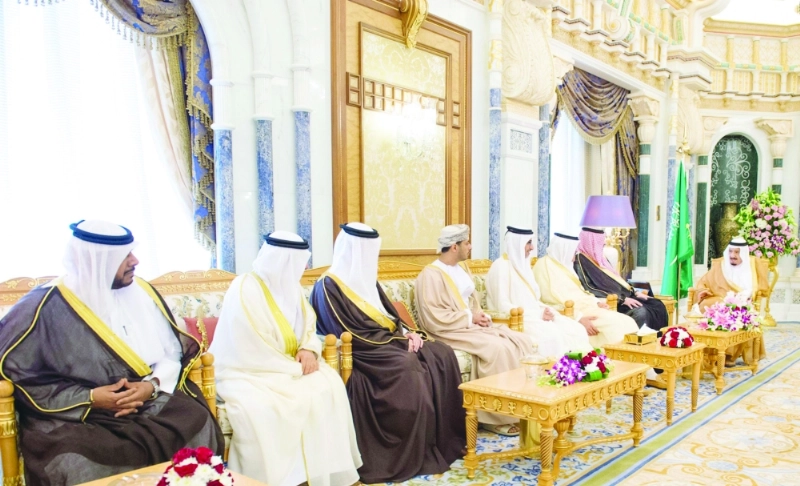 الملك سلمان لدى استقباله وزراء الشباب والرياضة الخليجيين في مكتبه بقصر اليمامة أمس (واس)