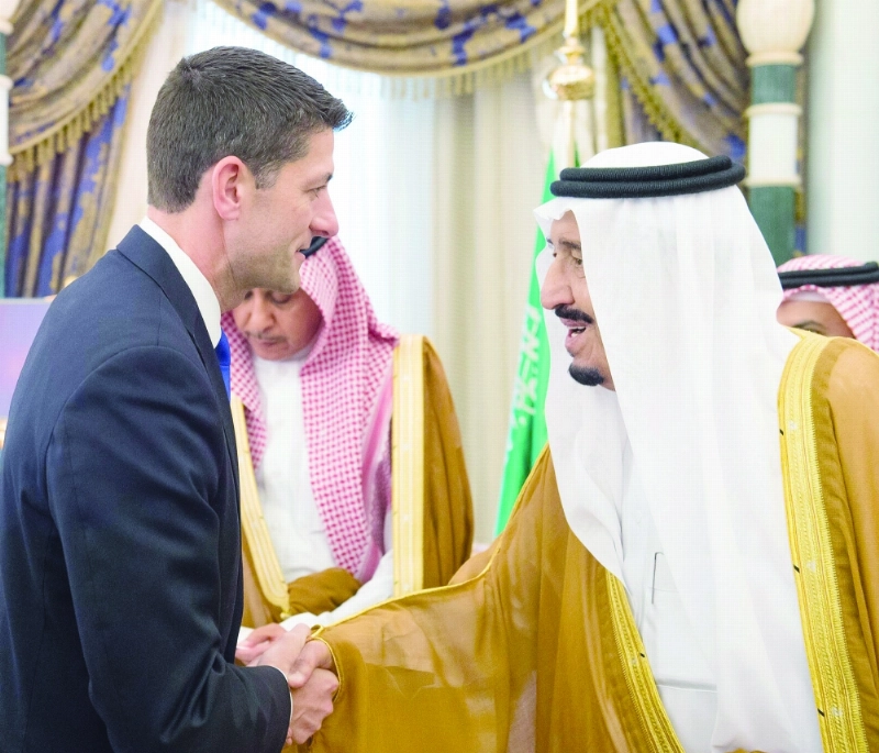 الملك سلمان مستقبلا بول راين في مكتبه بقصر اليمامة أمس (واس)