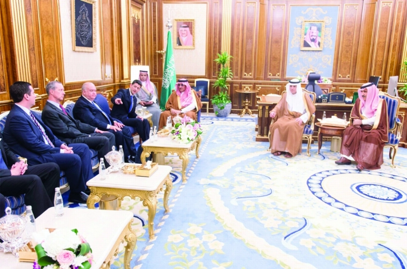 الأمير محمد بن نايف خلال استقباله وفد النواب الأمريكي في قصر اليمامة أمس (واس)