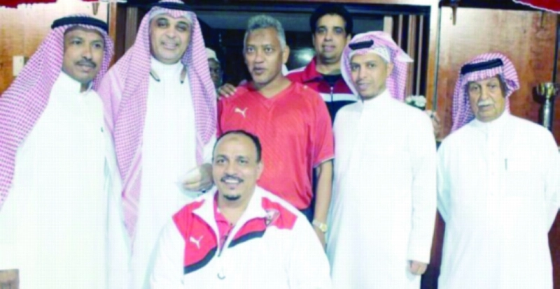مرسي يتوسط حسن جلي وفوزي كرني وعبدالرحمن داود (مكة)
