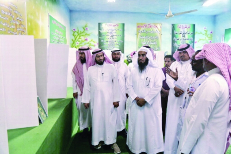 الحارثي خلال جولته على مدارس الليث (مكة)