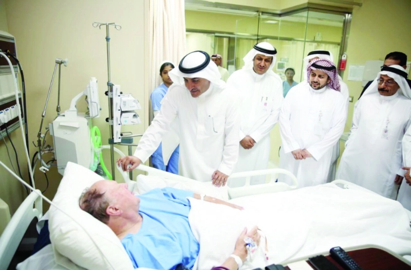 حمد الضويلع لدى زيارته أحد المرضى (مكة)