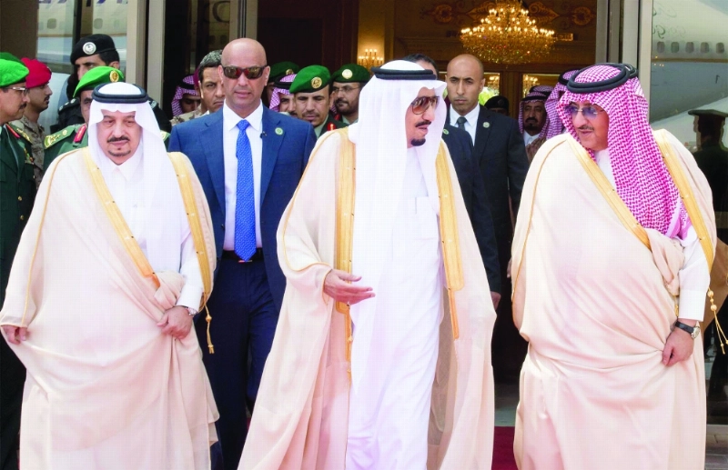 الملك سلمان لدى مغادرته الرياض ويبدو في وداعه نائب الملك وأمير الرياض (واس)