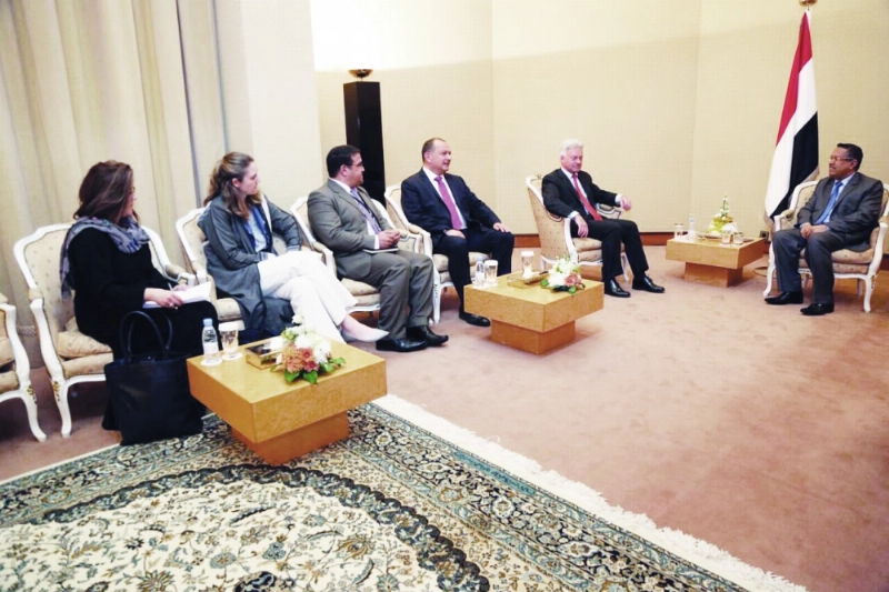 بن دغر مستقبلا المبعوث البريطاني لليمن، في الرياض أمس (سبأ نت)
