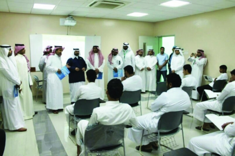 جانب من الجولة بالكلية التقنية في جدة (مكة)