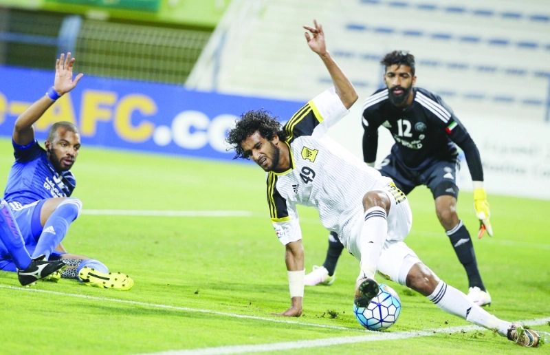 عبدالرحمن الغامدي يحاول السيطرة على الكرة خلال مباراة النصر الإماراتي (أ ف ب)
