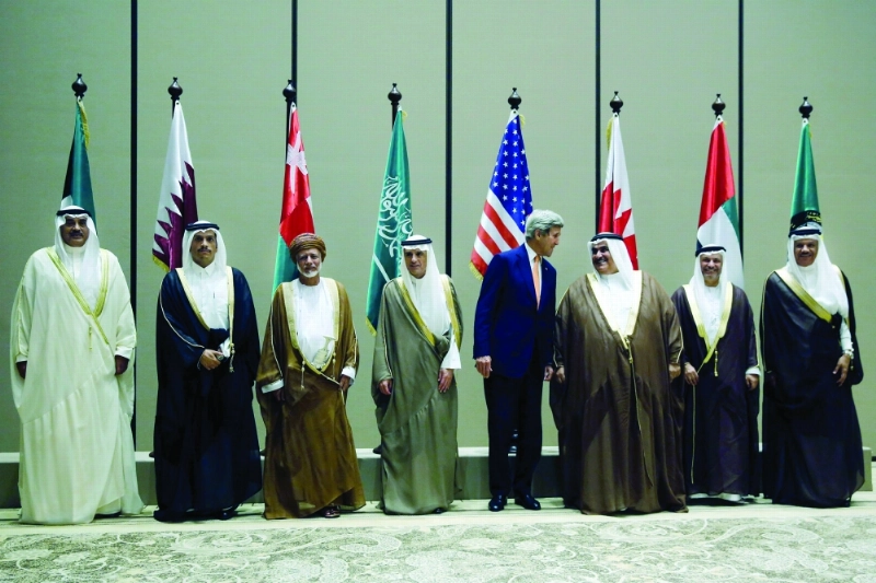وزراء خارجية دول الخليج وكيري في المنامة أمس (أ ف ب)