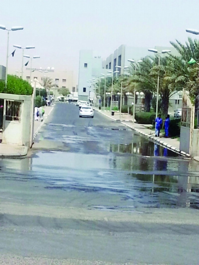 مياه راكدة عند مدخل المستشفى (مكة)