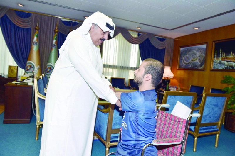 متعب بن عبدالله خلال لقائه محمد الغامدي (واس)