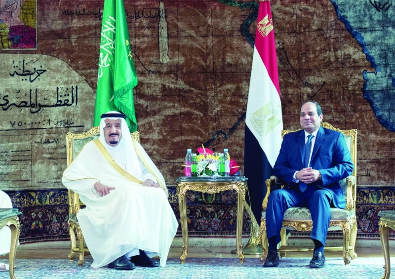 الملك سلمان والسيسي خلال مباحثاتهما أمس (واس)