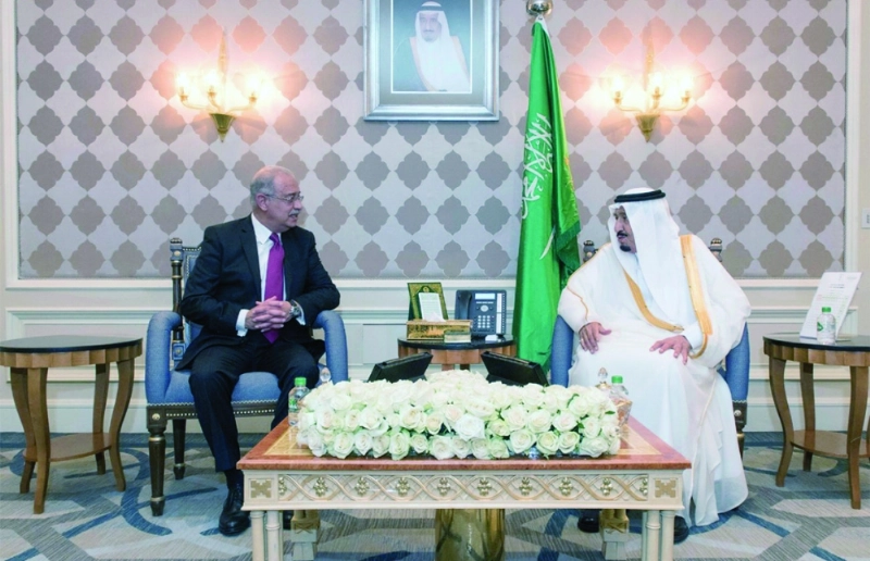 الملك سلمان مستقبلا رئيس الوزراء المصري (واس)