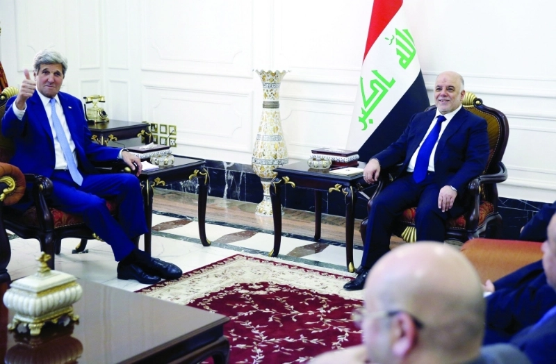 حيدر العبادي مستقبلا جون كيري في بغداد (رويترز
