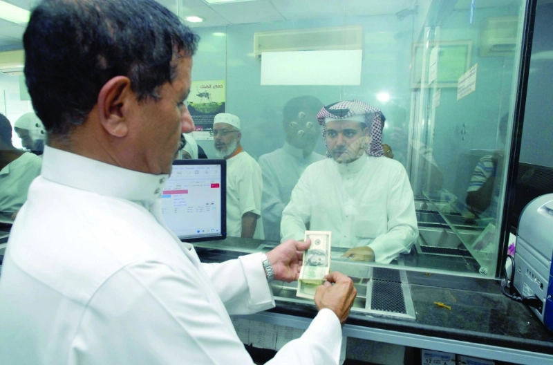 عملية تعامل بالدولار في أحد البنوك (مكة)