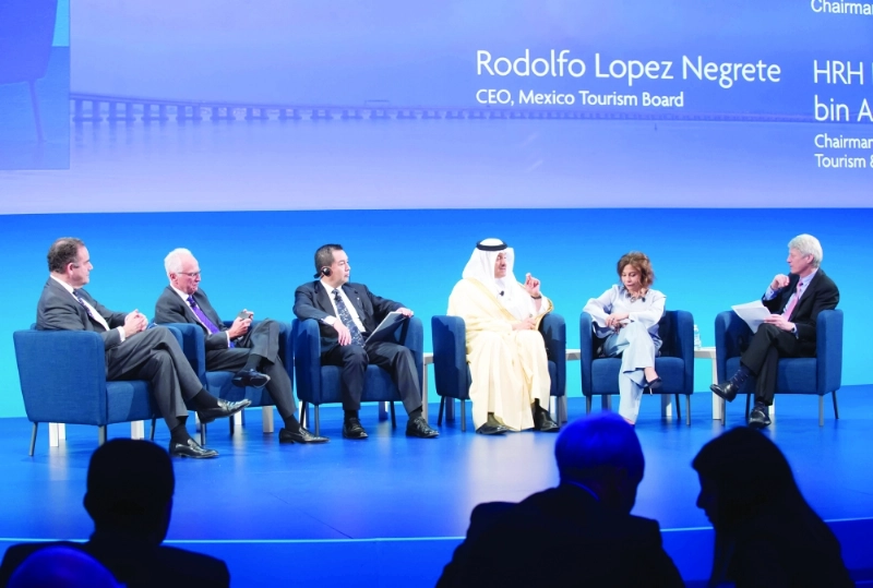 سلطان بن سلمان متحدثا في المؤتمر (مكة)