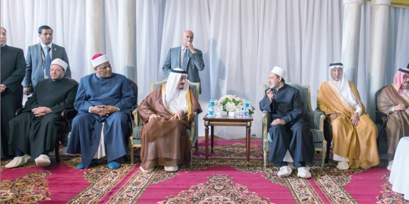 جانب من لقاء خادم الحرمين وشيخ الأزهر (واس)