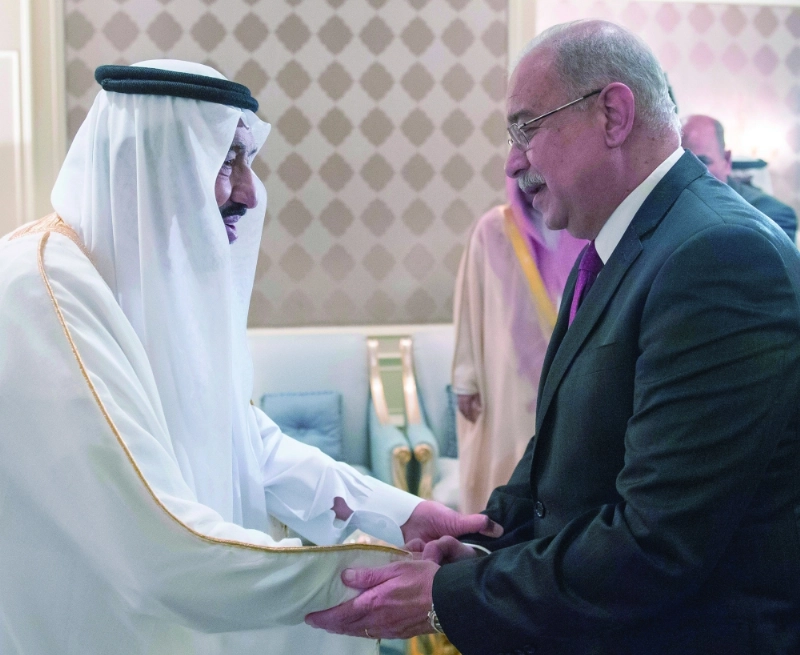 الملك سلمان مستقبلا رئيس الوزراء المصري قبيل حفل العشاء (واس)