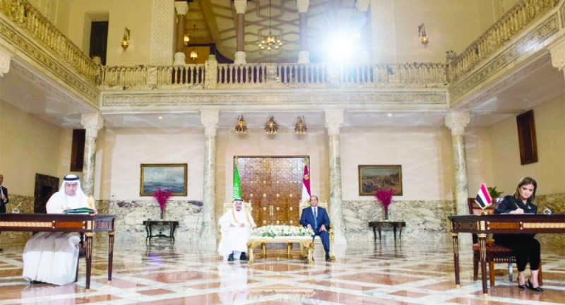 العساف وسحر نصر يوقعان اتفاقية تطوير القصر العيني بحضور خادم الحرمين والرئيس السيسي (واس)