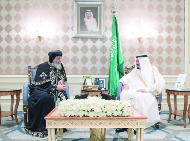خادم الحرمين مستقبلا بابا الأقباط بالقاهرة (واس)