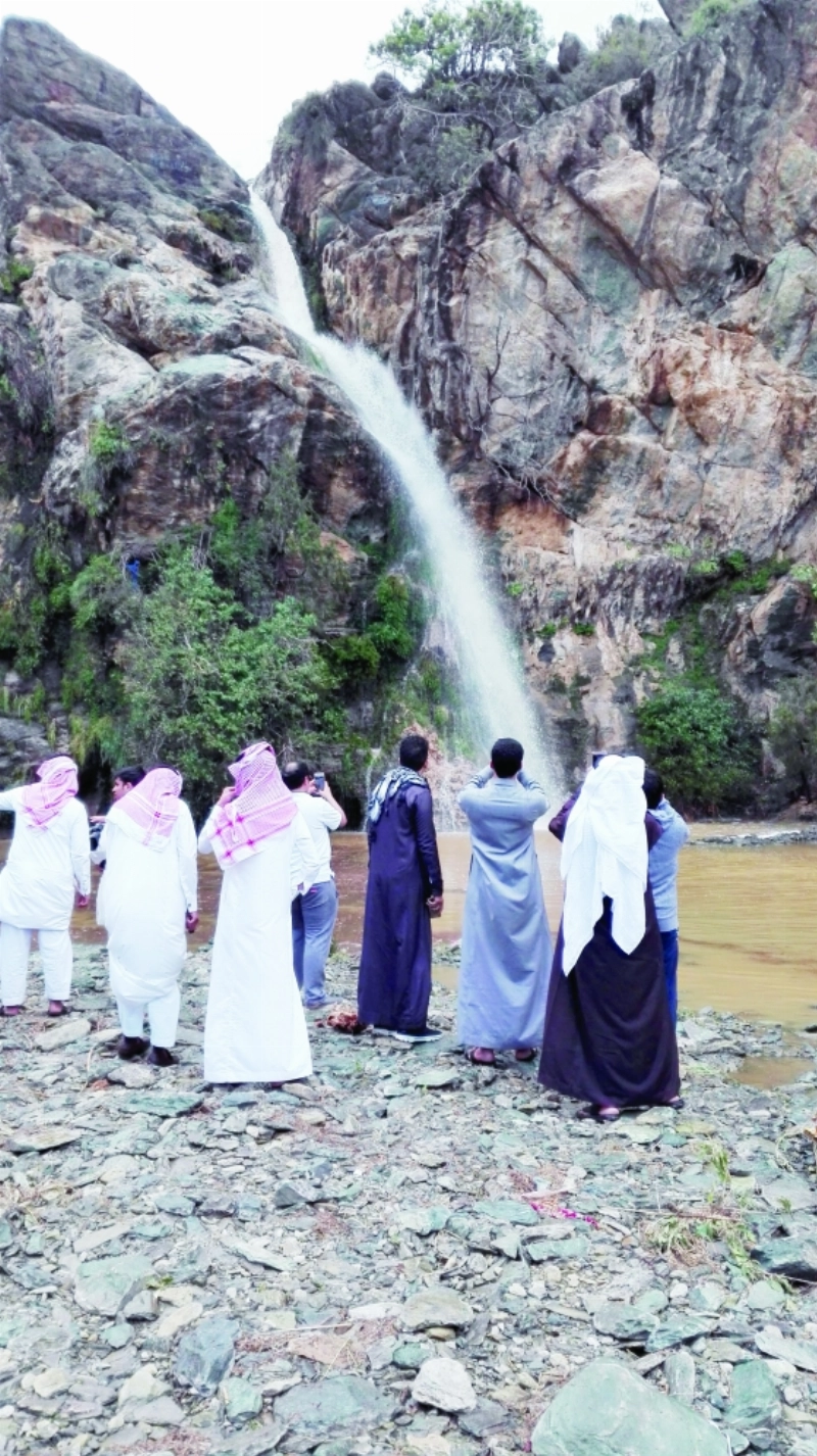 الأهالي يلتقطون صورا لشلال الدهناء (مكة)