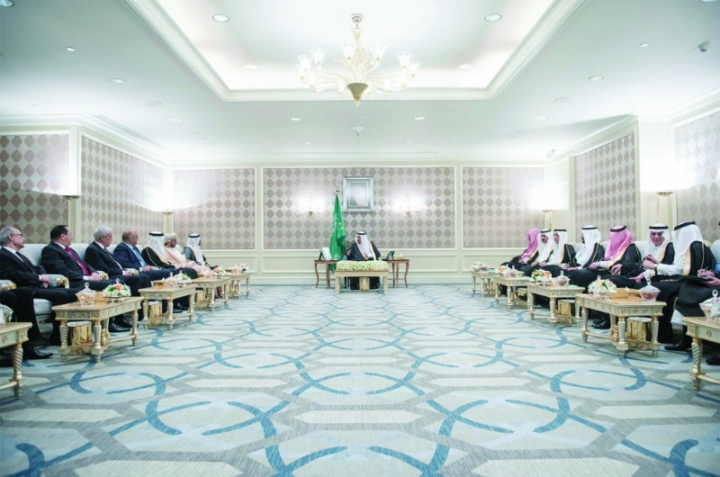 الملك سلمان خلال استقباله السفراء العرب في القاهرة (واس)